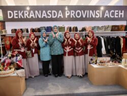 Ketua Dekranasda Aceh Tinjau Stand Aceh di Pameran Kriya dan Wastra HUT Dekranas ke-46