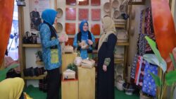 Dikunjungi Ketua Dekranasda Aceh, Rita Mayasari Perkenalkan Produk Unggulan di Pameran Kriya dan Wastra Nasional