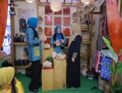 Dikunjungi Ketua Dekranasda Aceh, Rita Mayasari Perkenalkan Produk Unggulan di Pameran Kriya dan Wastra Nasional