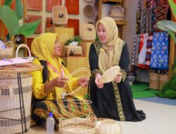 Ketua Dekranasda Aceh Besar Tinjau Stand Pameran Kriya dan Wastra HUT Dekranas ke-46 di Makassar