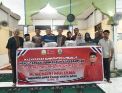 Hendri Muliana Bantu 29 Masjid di Simeulue Sebanyak 1.160 Meter Karpet Sajadah