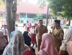 Wakili Bupati, Kasatpol PP dan WH Aceh Besar Semangati Siswa Hari Pertama Sekolah di Kuta Baro