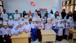 Ketua Pokja Bunda PAUD Aceh Besar Semangati Siswa TK dan SD di Sukamakmur
