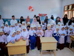 Ketua Pokja Bunda PAUD Aceh Besar Semangati Siswa TK dan SD di Sukamakmur