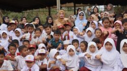 Kak Na Kunjungi Warga Uning Mas di Huntara dan Sekolah Darurat Blang Rakal