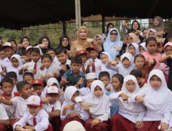 Kak Na Kunjungi Warga Uning Mas di Huntara dan Sekolah Darurat Blang Rakal