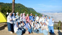 Saat Kak Ana Nikmati Panorama Negeri Atas Awan di Kilonam Geumpang Pidie