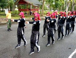 Anggota Kodim 0101/Kota Banda Aceh Latih Capaska Aceh Besar untuk Upacara HUT ke-81 RI