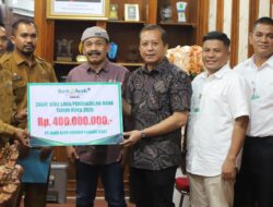 Pemkab Pidie Terima Dividen Bank Aceh Rp2,62 Miliar, dan Terima Zakat Rp400 Juta