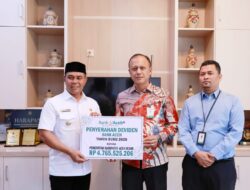 Bupati Aceh Besar Terima Dividen Bank Aceh Syariah Rp4,76 Miliar
