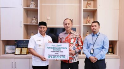 Bupati Aceh Besar Terima Dividen Bank Aceh Syariah Rp4,76 Miliar