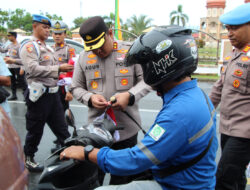 Kapolres Aceh Barat Turun ke Jalan Bagikan Bendera Merah Putih, Kobarkan Semangat Kemerdekaan Jelang HUT Ke-81 RI
