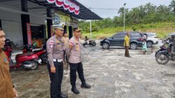 Kapolres Aceh Singkil dan Kasat Lantas Sosialisasikan Keselamatan Berlalu Lintas serta Bagikan Helm dan Bendera Merah Putih