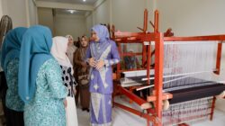 Tinjau Sentra Kerajinan Tenun di Bireuen, Kak Na: Ajak Lestarikan Tenun Aceh