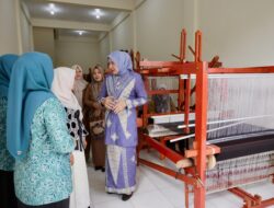 Tinjau Sentra Kerajinan Tenun di Bireuen, Kak Na: Ajak Lestarikan Tenun Aceh