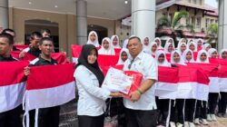 Sambut HUT Ke-81 RI, Pemkab Nagan Raya Bagikan 3.000 Bendera Merah Putih