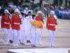 Cut Nadhifa Alisha, Siswi SMA Negeri 1 Kota Jantho Membawa Baki Upacara HUT ke-81 RI di Lapangan Bungong Jeumpa