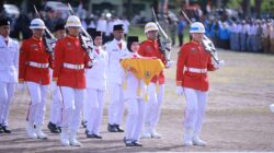 Cut Nadhifa Alisha, Siswi SMA Negeri 1 Kota Jantho Membawa Baki Upacara HUT ke-81 RI di Lapangan Bungong Jeumpa