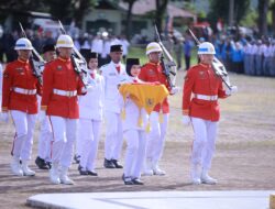 Cut Nadhifa Alisha, Siswi SMA Negeri 1 Kota Jantho Membawa Baki Upacara HUT ke-81 RI di Lapangan Bungong Jeumpa