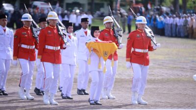 Cut Nadhifa Alisha, Siswi SMA Negeri 1 Kota Jantho Membawa Baki Upacara HUT ke-81 RI di Lapangan Bungong Jeumpa