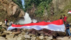 Semarak HUT ke-81 RI, Komunitas LKJ Kibarkan Merah Putih di Air Terjun Kedabuhan Subulussalam