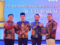 Pemkab Aceh Barat Terima Serambi Awards sebagai Pencetus Kartu Sehat Tarmizi-Said untuk Rakyat