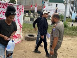 Kasatpol PP Pijay Bersama Personel Bersihkan Lokasi Aksi Demo di Jalan Layang Meureudu