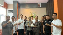 Hadiri Hari Lahir Adhyaksa Ke-81, Kapolres Aceh Besar Serahkan Kue Ulang Tahun Kepada Kajari