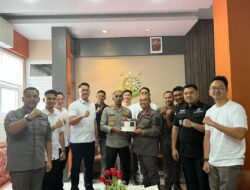 Hadiri Hari Lahir Adhyaksa Ke-81, Kapolres Aceh Besar Serahkan Kue Ulang Tahun Kepada Kajari