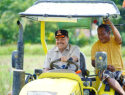 Bupati TRK Serahkan Lima Traktor Bantuan Kementan kepada Kelompok Tani