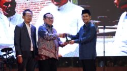 Wagub Aceh Terima Penghargaan Tokoh Penguat Ekonkomi Syariah Aceh