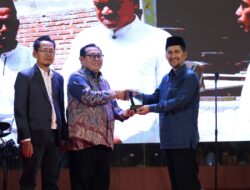 Wagub Aceh Terima Penghargaan Tokoh Penguat Ekonkomi Syariah Aceh