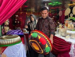 Kunjungi Stand Expo UMKM HUT ke-515 Pidie, Wagub Aceh Belanja Produk Lokal