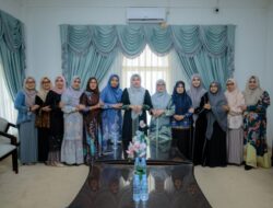 Ketua TP PKK Rita Mayasari Ingatkan Istri Pejabat Aceh Besar Tetap Dekat dengan Warga