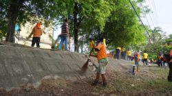 Polisi dan Pasukan Oranye Bersihkan Sampah di Sepanjang Pinggir Krueng Aceh