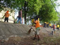 Polisi dan Pasukan Oranye Bersihkan Sampah di Sepanjang Pinggir Krueng Aceh