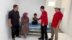 Bupati Aceh Barat Antar Langsung Akbar Bandulana ke RSJ Banda Aceh