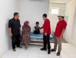 Bupati Aceh Barat Antar Langsung Akbar Bandulana ke RSJ Banda Aceh