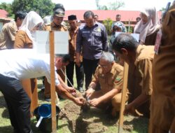 Hadiri Penghijauan Produktif di SLB Negeri Kota Jantho, Farhan AP: Menjaga Alam Tanggung Jawab Bersama