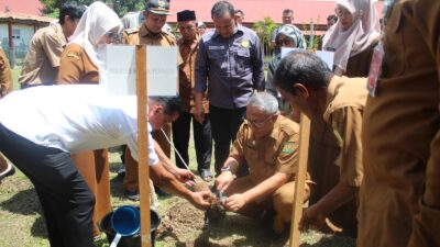 Hadiri Penghijauan Produktif di SLB Negeri Kota Jantho, Farhan AP: Menjaga Alam Tanggung Jawab Bersama