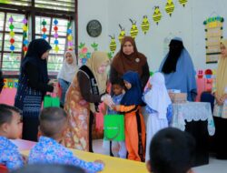 Kunjungan Bunda PAUD Aceh Besar ke PAUD Negeri Leupung Diwarnai Pembagian Tumbler