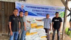 Nazaruddin Dekgam Kembali Salurkan Bantuan Bibit Pertanian kepada Dua Kelompok Tani
