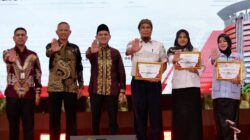 Wagub Dek Fadh Bersama Wakil Ketua KPK Serahkan Penghargaan Desa Antikorups kepada 15 Gampong di Aceh