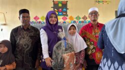 Ketua Posyandu Aceh Barat Bersama DP3AKB Serahkan Bantuan Bagi Korban Bencana di Pante Ceureumen