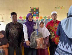 Ketua Posyandu Aceh Barat Bersama DP3AKB Serahkan Bantuan Bagi Korban Bencana di Pante Ceureumen